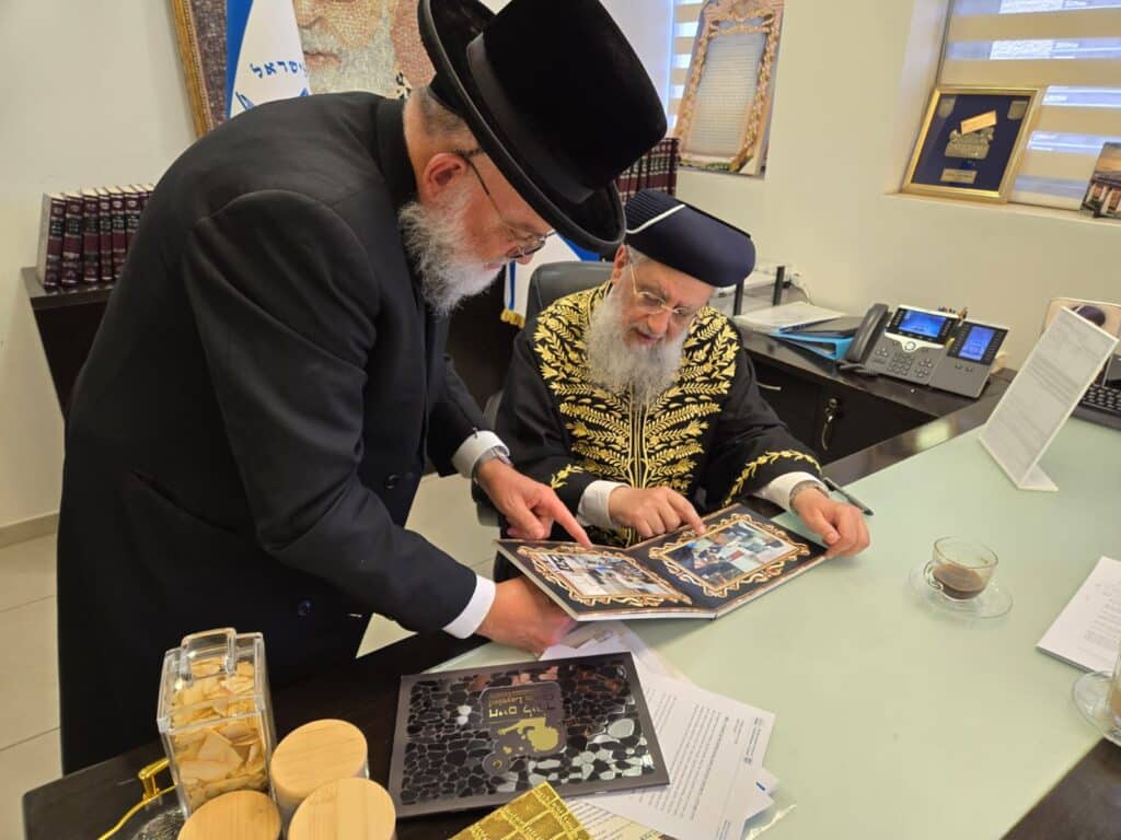 לתועלת חולי C.F ולסובלים ממחלות עור שונות: הראשל״צ הגר״ד יוסף בירך את יו"ר 'חיים לילד' על התקדמות הקמת המרכז הרפואי בים המלח