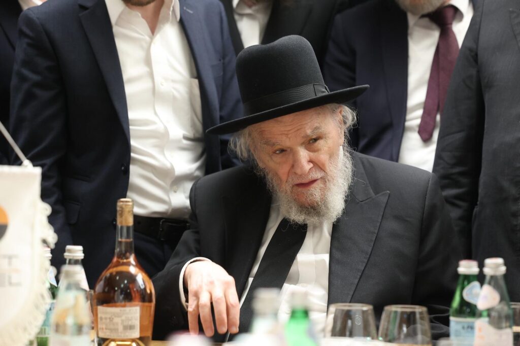 אנשי הצללים נחשפים: המשב"קים החברותות ונאמני הבית