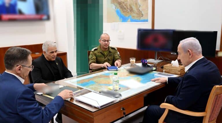 שעות של שתיקה: לפיד במתקפה נגד הפרוטוקולים של נתניהו