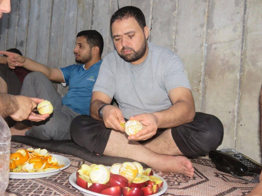 בשר ירקות ועוגה לקינוח: כך חמאס נהנה במנהרות