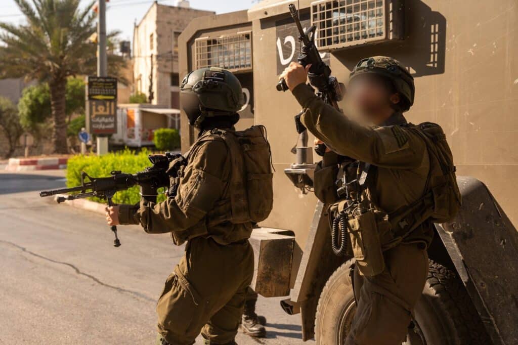 כוחות צה"ל עצרו מחבלים עם מטענים מוכנים לשימוש