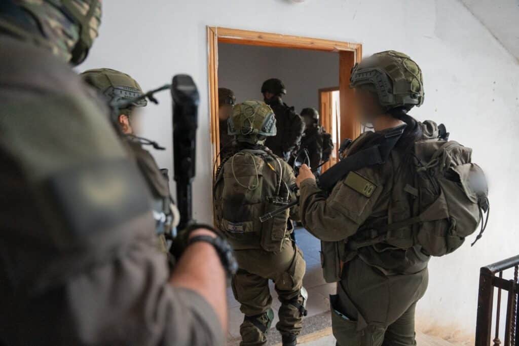 כוחות צה"ל עצרו מחבלים עם מטענים מוכנים לשימוש