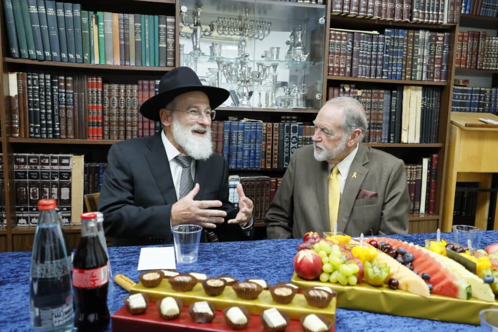 השגריר התפעל מהתנאים של הבחורים האמריקאים בסלבודקא השגריר התפעל מהתנאים של הבחורים האמריקאים בסלבודקא