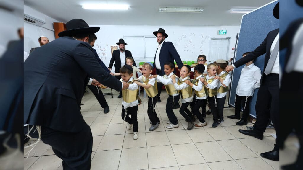 בריקודים ושירה: כך קיבלו הילדים והאבות את החומש בהר יונה