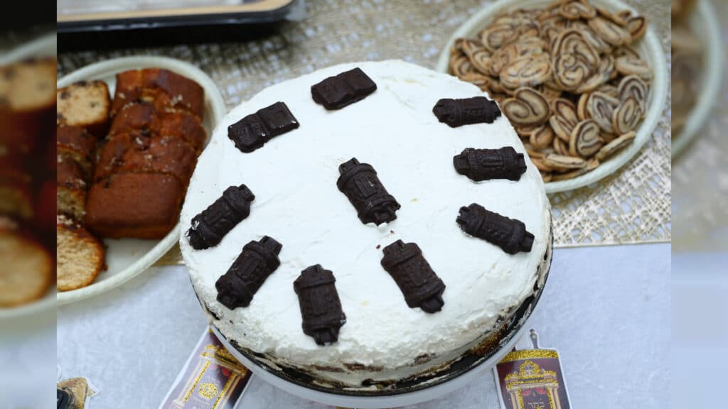 בריקודים ושירה: כך קיבלו הילדים והאבות את החומש בהר יונה