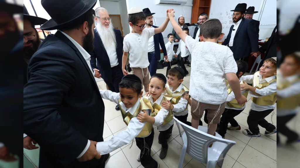 בריקודים ושירה: כך קיבלו הילדים והאבות את החומש בהר יונה