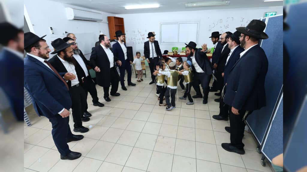 בריקודים ושירה: כך קיבלו הילדים והאבות את החומש בהר יונה