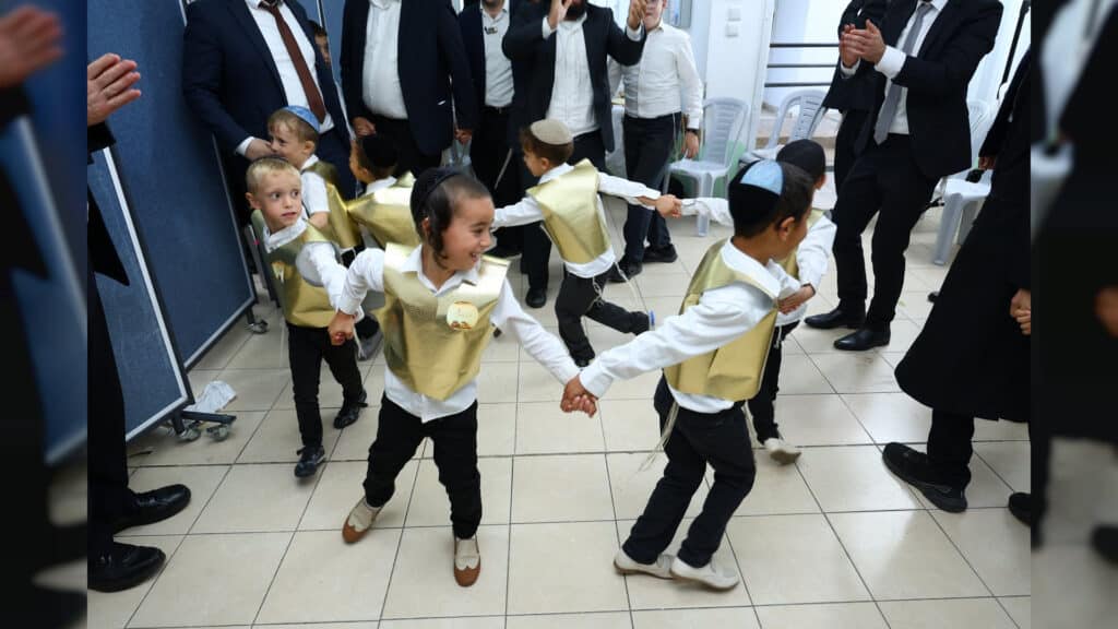 בריקודים ושירה: כך קיבלו הילדים והאבות את החומש בהר יונה