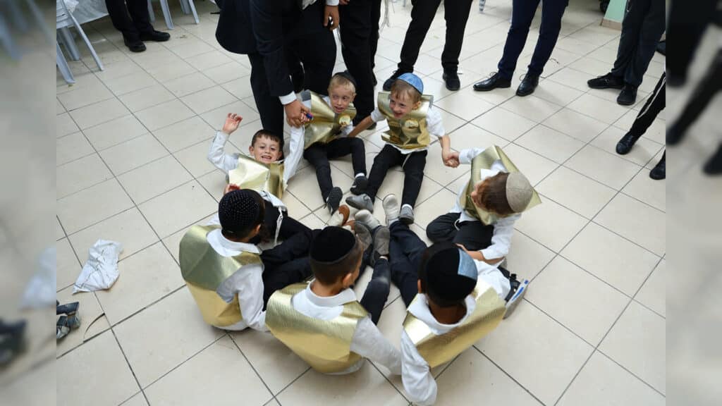 בריקודים ושירה: כך קיבלו הילדים והאבות את החומש בהר יונה