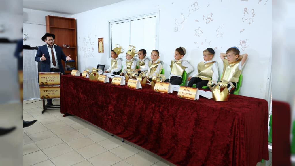 בריקודים ושירה: כך קיבלו הילדים והאבות את החומש בהר יונה