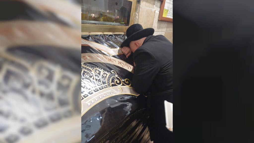 המשב"ק: כסאות הפלא בסקווירא והפגישה החשאית בסלונים המשב"ק: כסאות הפלא בסקווירא והפגישה החשאית בסלונים