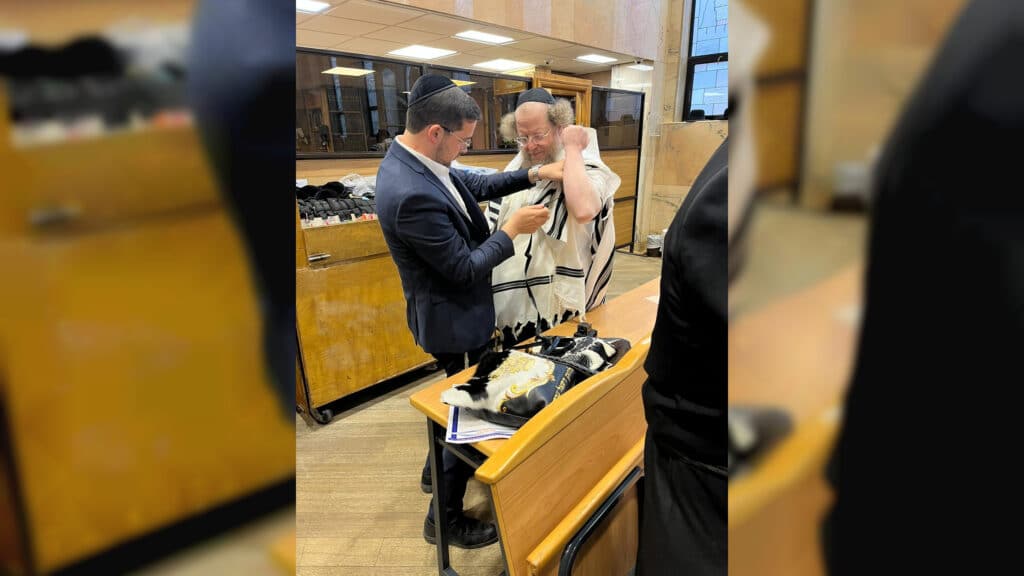 המשב"ק: כסאות הפלא בסקווירא והפגישה החשאית בסלונים המשב"ק: כסאות הפלא בסקווירא והפגישה החשאית בסלונים