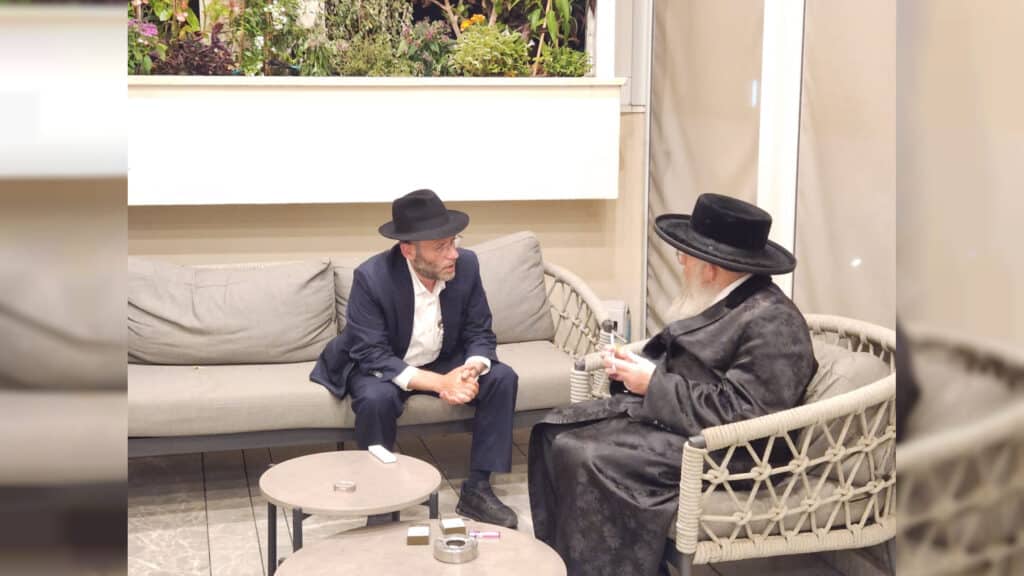 המשב"ק: כסאות הפלא בסקווירא והפגישה החשאית בסלונים המשב"ק: כסאות הפלא בסקווירא והפגישה החשאית בסלונים