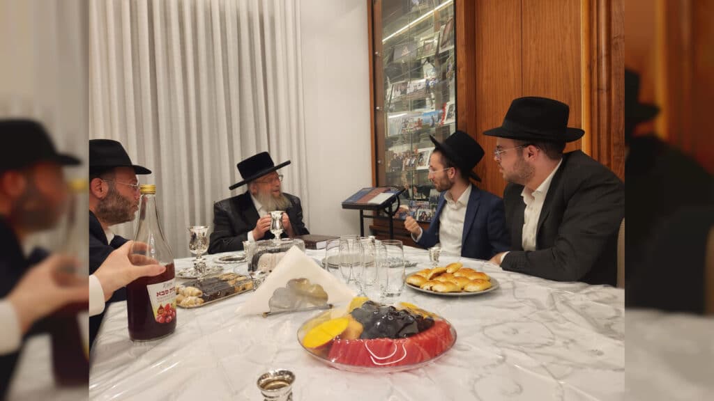 המשב"ק: כסאות הפלא בסקווירא והפגישה החשאית בסלונים המשב"ק: כסאות הפלא בסקווירא והפגישה החשאית בסלונים