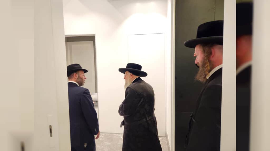 המשב"ק: כסאות הפלא בסקווירא והפגישה החשאית בסלונים המשב"ק: כסאות הפלא בסקווירא והפגישה החשאית בסלונים