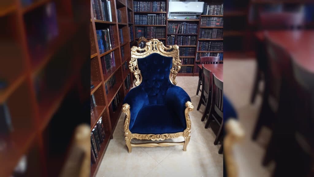 המשב"ק: כסאות הפלא בסקווירא והפגישה החשאית בסלונים המשב"ק: כסאות הפלא בסקווירא והפגישה החשאית בסלונים