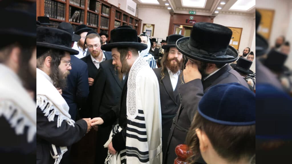 המשב"ק: כסאות הפלא בסקווירא והפגישה החשאית בסלונים המשב"ק: כסאות הפלא בסקווירא והפגישה החשאית בסלונים