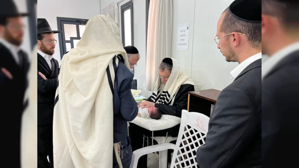 המשב"ק: כסאות הפלא בסקווירא והפגישה החשאית בסלונים המשב"ק: כסאות הפלא בסקווירא והפגישה החשאית בסלונים