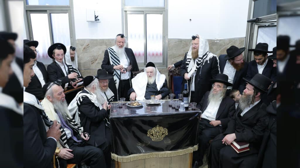 המשב"ק: כסאות הפלא בסקווירא והפגישה החשאית בסלונים המשב"ק: כסאות הפלא בסקווירא והפגישה החשאית בסלונים