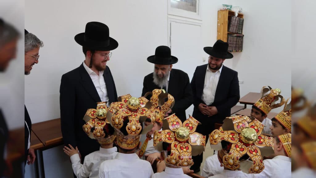 המשב"ק: כסאות הפלא בסקווירא והפגישה החשאית בסלונים המשב"ק: כסאות הפלא בסקווירא והפגישה החשאית בסלונים