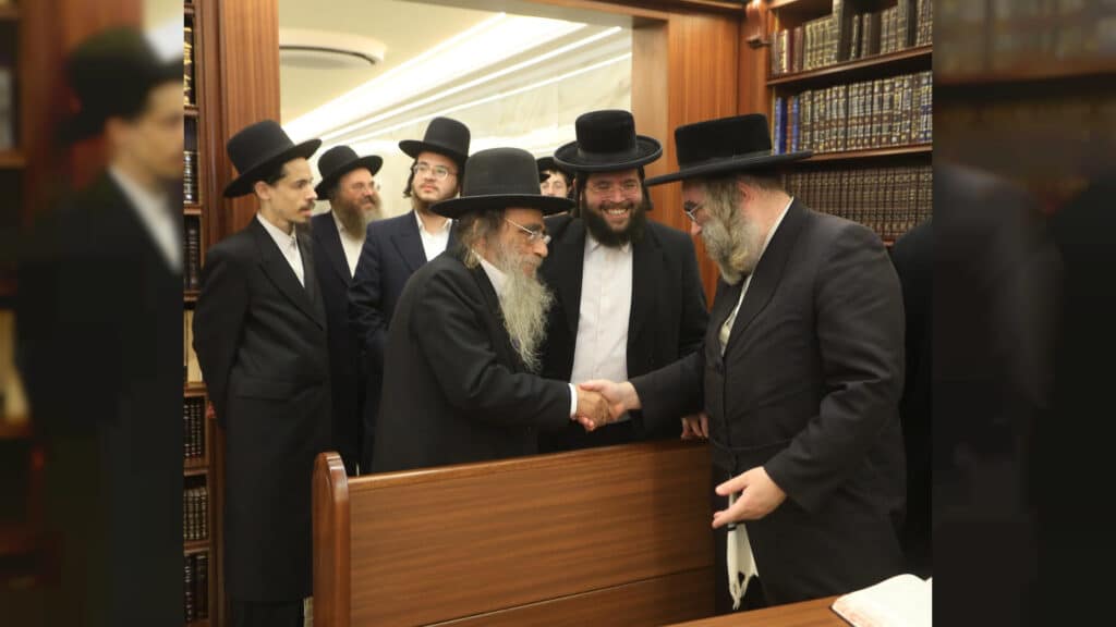 המשב"ק: כסאות הפלא בסקווירא והפגישה החשאית בסלונים המשב"ק: כסאות הפלא בסקווירא והפגישה החשאית בסלונים