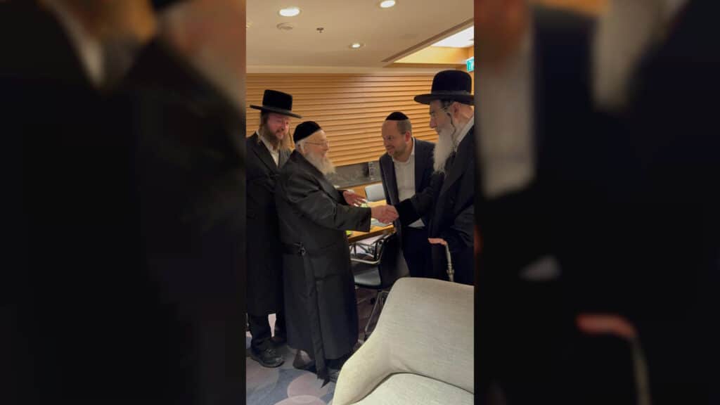 המשב"ק: כסאות הפלא בסקווירא והפגישה החשאית בסלונים המשב"ק: כסאות הפלא בסקווירא והפגישה החשאית בסלונים