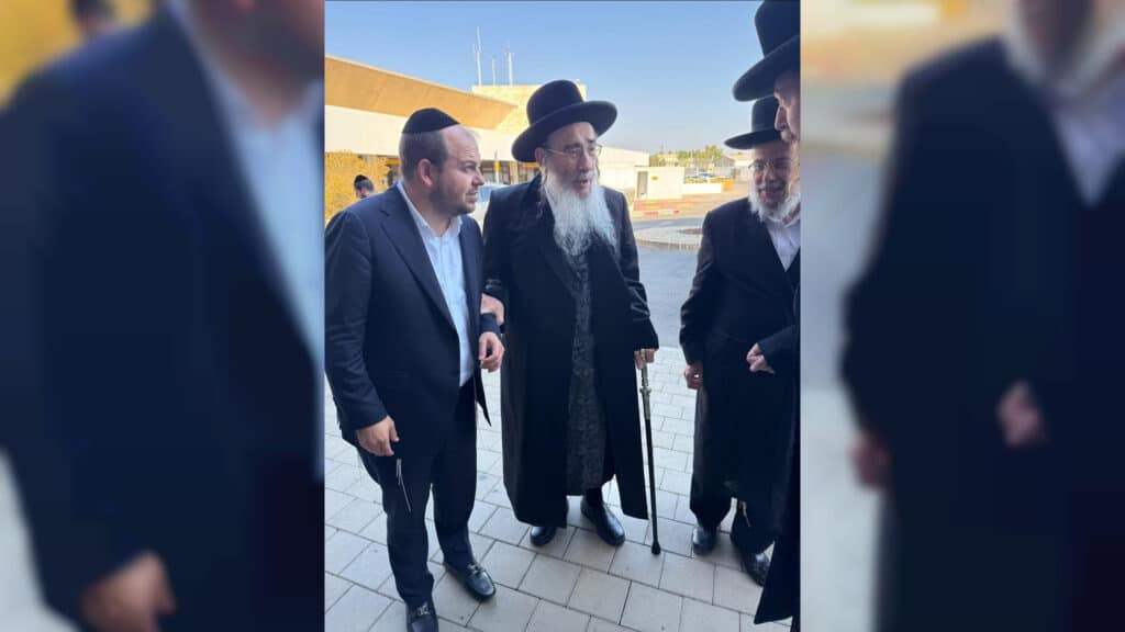 המשב"ק: כסאות הפלא בסקווירא והפגישה החשאית בסלונים המשב"ק: כסאות הפלא בסקווירא והפגישה החשאית בסלונים