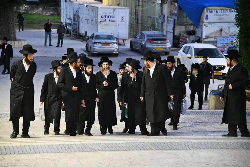 המשב"ק: כסאות הפלא בסקווירא והפגישה החשאית בסלונים המשב"ק: כסאות הפלא בסקווירא והפגישה החשאית בסלונים