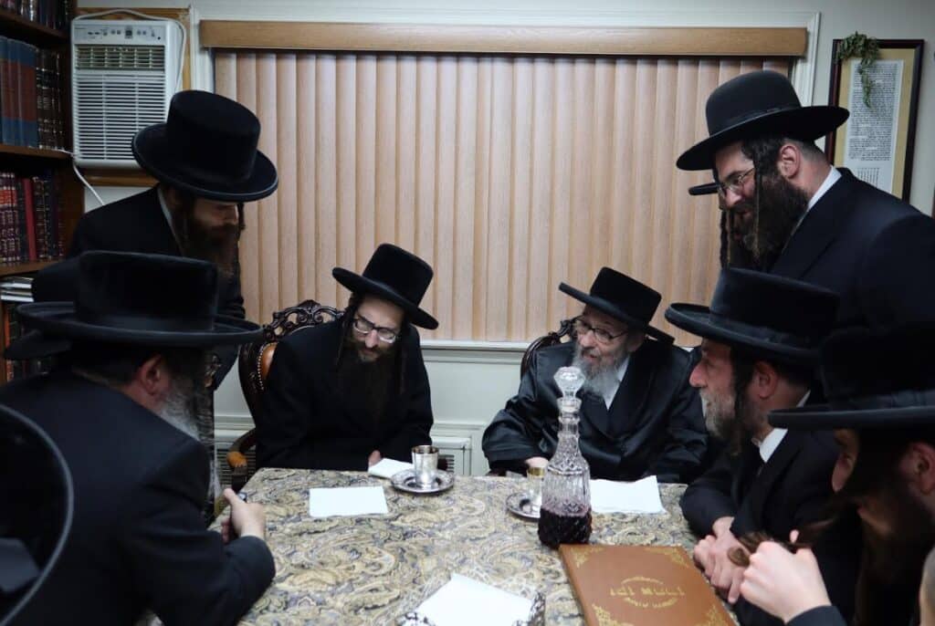 המשב"ק: כסאות הפלא בסקווירא והפגישה החשאית בסלונים המשב"ק: כסאות הפלא בסקווירא והפגישה החשאית בסלונים