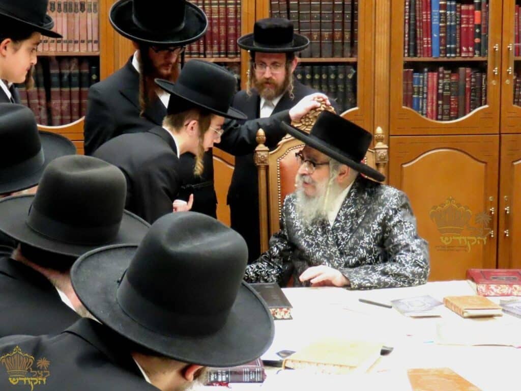 המשב"ק: כסאות הפלא בסקווירא והפגישה החשאית בסלונים המשב"ק: כסאות הפלא בסקווירא והפגישה החשאית בסלונים