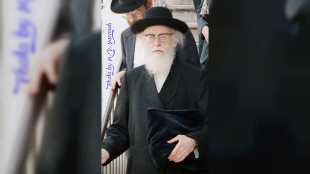 המשב"ק: כסאות הפלא בסקווירא והפגישה החשאית בסלונים המשב"ק: כסאות הפלא בסקווירא והפגישה החשאית בסלונים