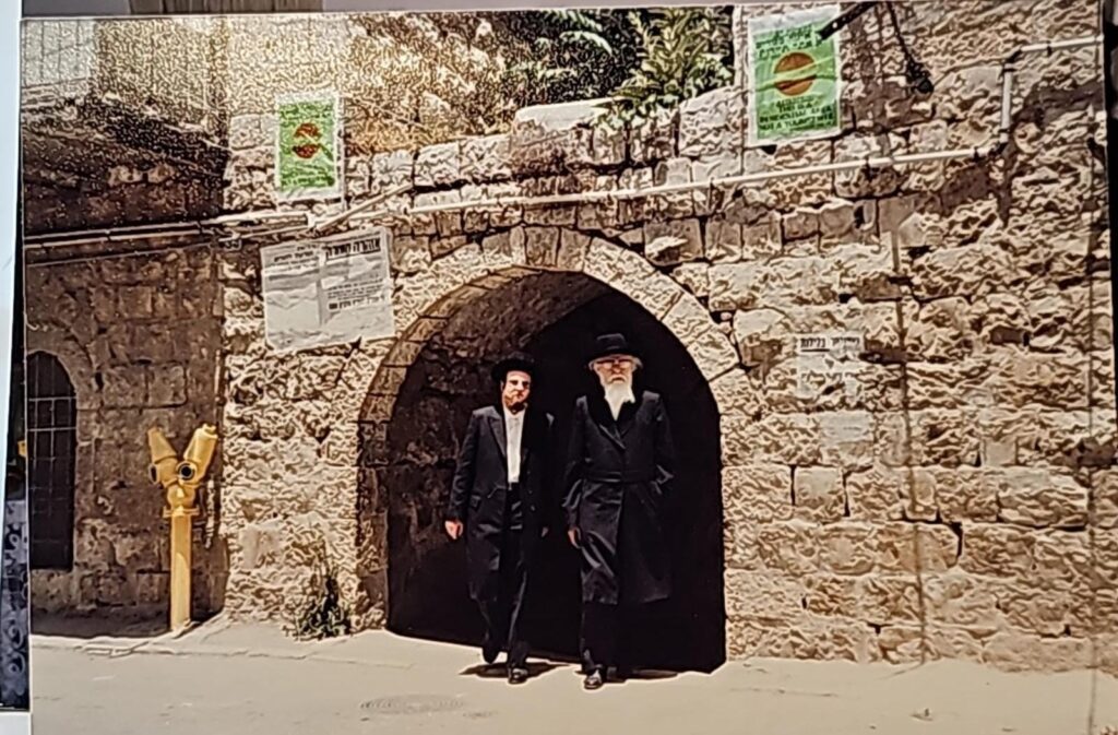 המשב"ק: כסאות הפלא בסקווירא והפגישה החשאית בסלונים המשב"ק: כסאות הפלא בסקווירא והפגישה החשאית בסלונים