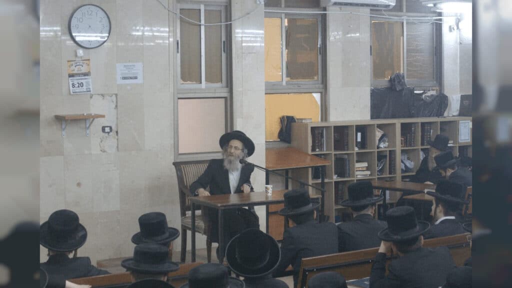 המשב"ק: כסאות הפלא בסקווירא והפגישה החשאית בסלונים המשב"ק: כסאות הפלא בסקווירא והפגישה החשאית בסלונים