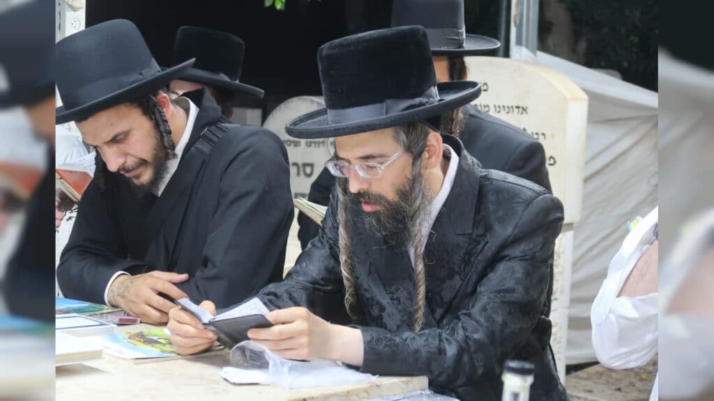 המשב"ק: כסאות הפלא בסקווירא והפגישה החשאית בסלונים המשב"ק: כסאות הפלא בסקווירא והפגישה החשאית בסלונים