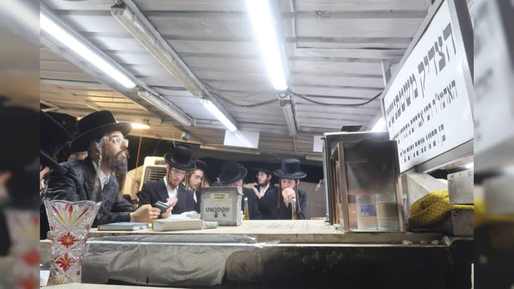 המשב"ק: כסאות הפלא בסקווירא והפגישה החשאית בסלונים המשב"ק: כסאות הפלא בסקווירא והפגישה החשאית בסלונים