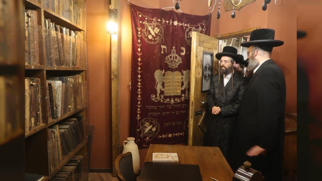 המשב"ק: כסאות הפלא בסקווירא והפגישה החשאית בסלונים המשב"ק: כסאות הפלא בסקווירא והפגישה החשאית בסלונים