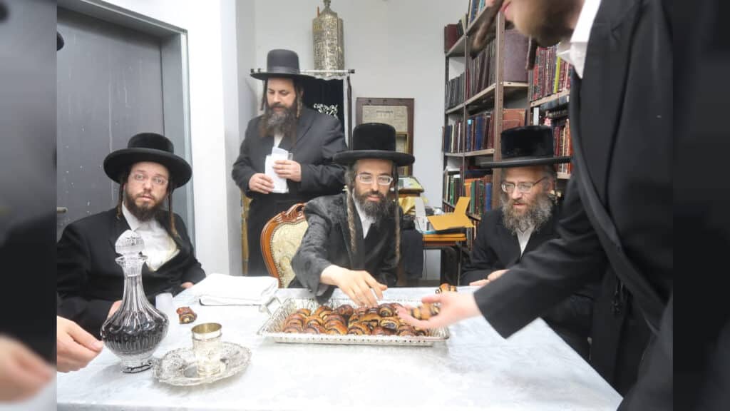 המשב"ק: כסאות הפלא בסקווירא והפגישה החשאית בסלונים המשב"ק: כסאות הפלא בסקווירא והפגישה החשאית בסלונים