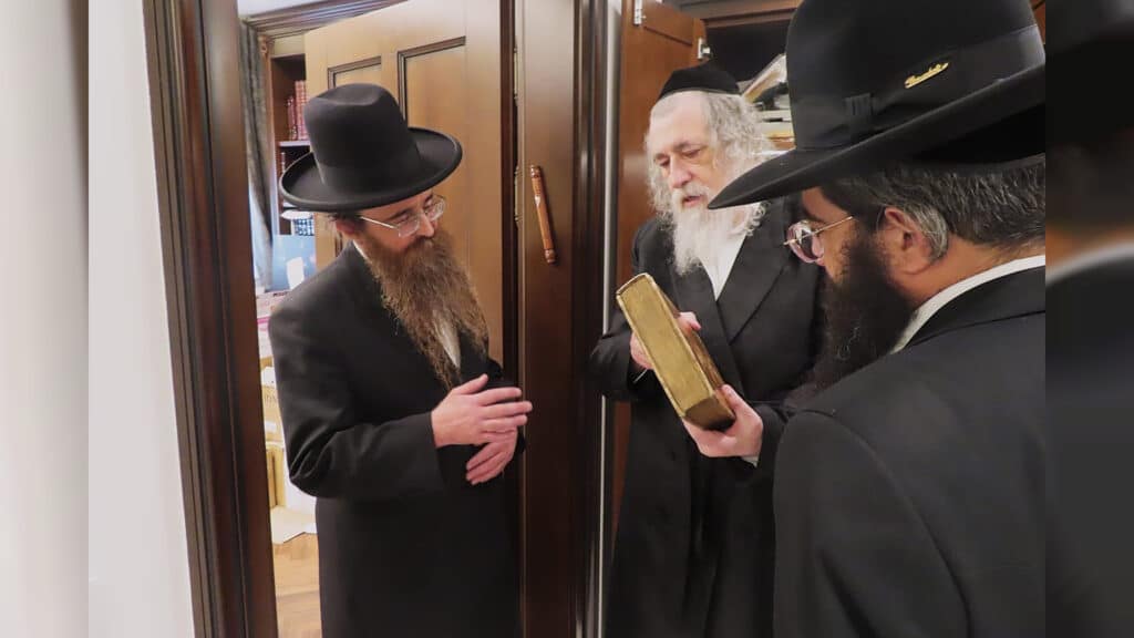 המשב"ק: כסאות הפלא בסקווירא והפגישה החשאית בסלונים המשב"ק: כסאות הפלא בסקווירא והפגישה החשאית בסלונים