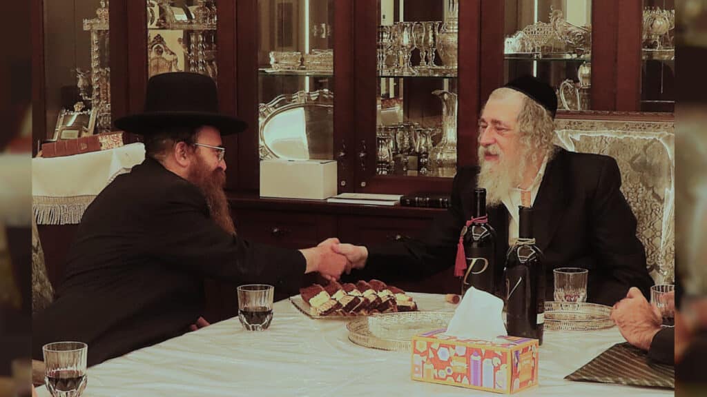 המשב"ק: כסאות הפלא בסקווירא והפגישה החשאית בסלונים המשב"ק: כסאות הפלא בסקווירא והפגישה החשאית בסלונים