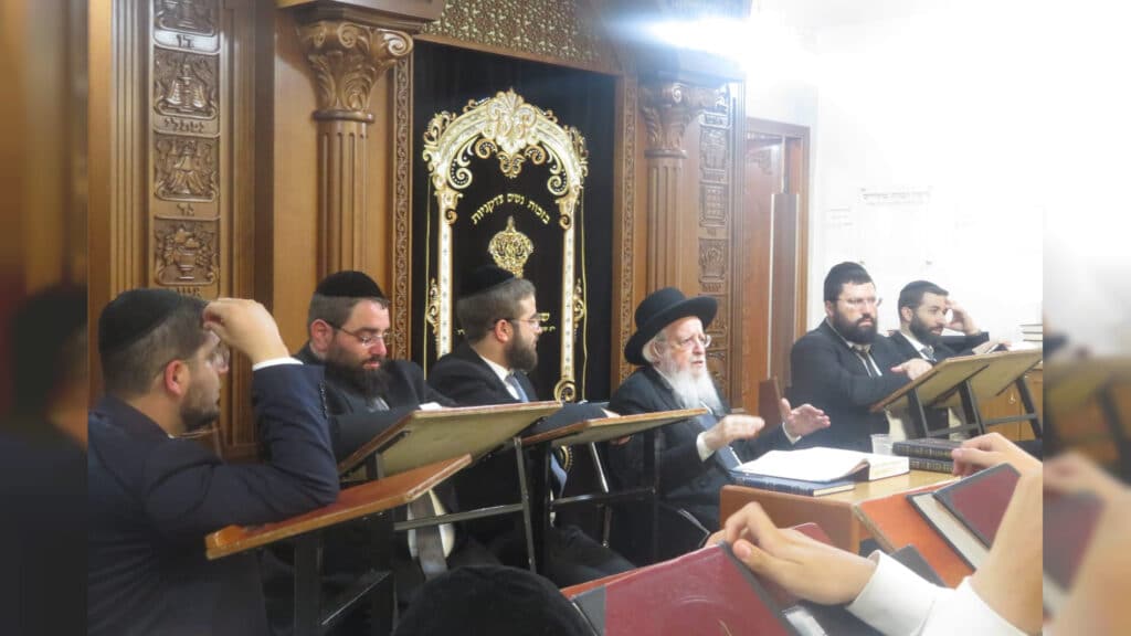 המשב"ק: כסאות הפלא בסקווירא והפגישה החשאית בסלונים המשב"ק: כסאות הפלא בסקווירא והפגישה החשאית בסלונים