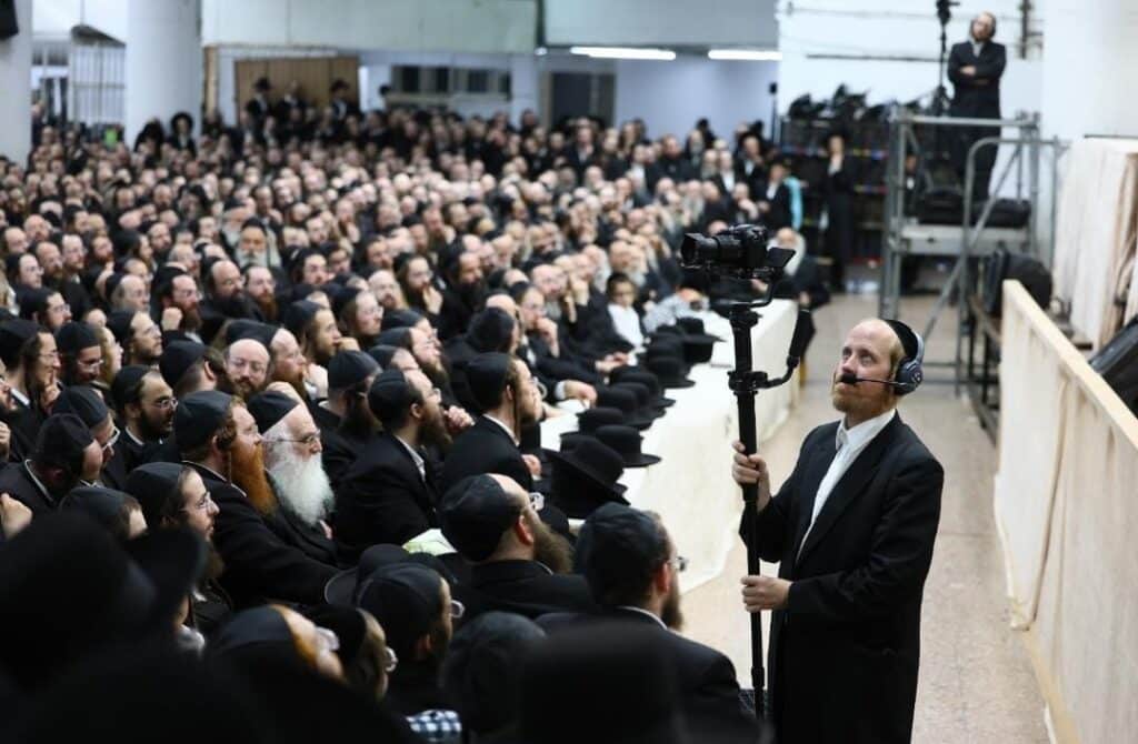 המשב"ק: כסאות הפלא בסקווירא והפגישה החשאית בסלונים המשב"ק: כסאות הפלא בסקווירא והפגישה החשאית בסלונים