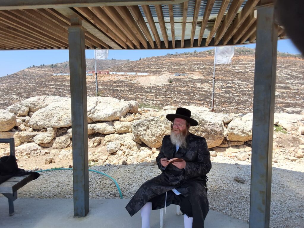 המשב"ק: כסאות הפלא בסקווירא והפגישה החשאית בסלונים המשב"ק: כסאות הפלא בסקווירא והפגישה החשאית בסלונים