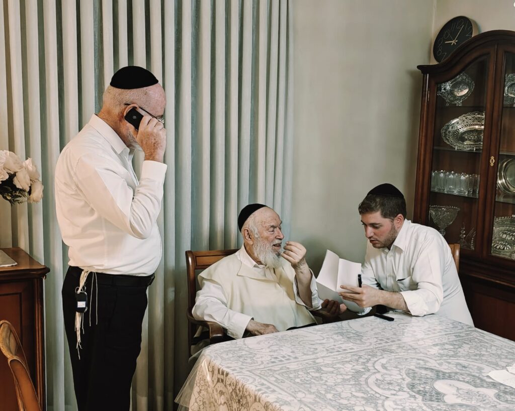 המשב"ק: כסאות הפלא בסקווירא והפגישה החשאית בסלונים המשב"ק: כסאות הפלא בסקווירא והפגישה החשאית בסלונים