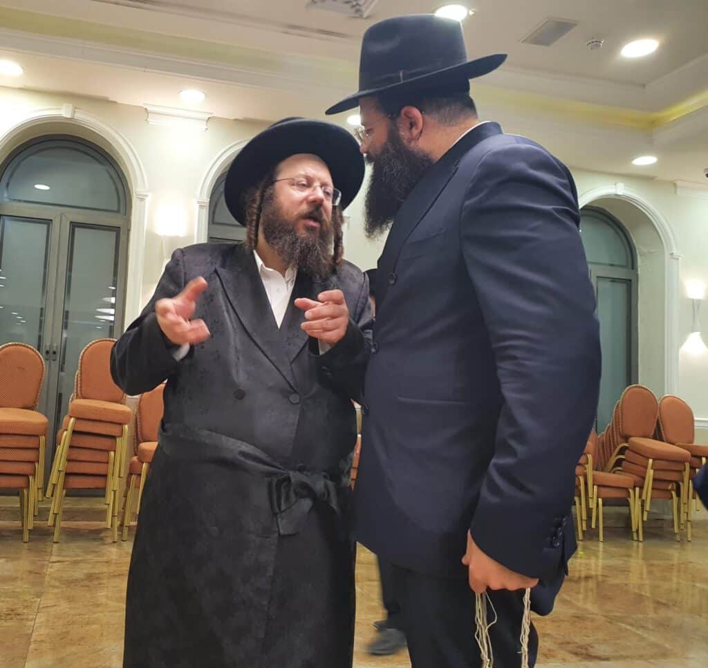 המשב"ק: כסאות הפלא בסקווירא והפגישה החשאית בסלונים המשב"ק: כסאות הפלא בסקווירא והפגישה החשאית בסלונים