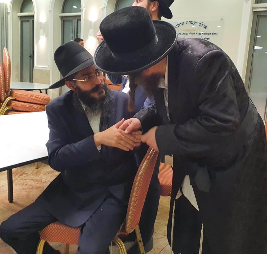 המשב"ק: כסאות הפלא בסקווירא והפגישה החשאית בסלונים המשב"ק: כסאות הפלא בסקווירא והפגישה החשאית בסלונים