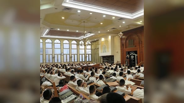 המשב"ק: כסאות הפלא בסקווירא והפגישה החשאית בסלונים המשב"ק: כסאות הפלא בסקווירא והפגישה החשאית בסלונים