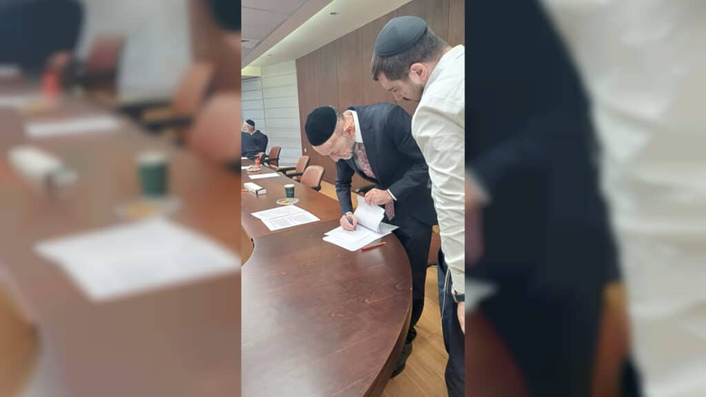 איצקוביץ': תעלומת הקוד הסודי והרחש בחש בדגל התורה