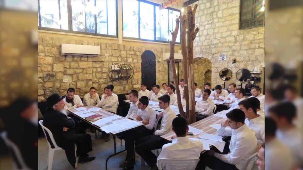 המשב"ק: כסאות הפלא בסקווירא והפגישה החשאית בסלונים המשב"ק: כסאות הפלא בסקווירא והפגישה החשאית בסלונים