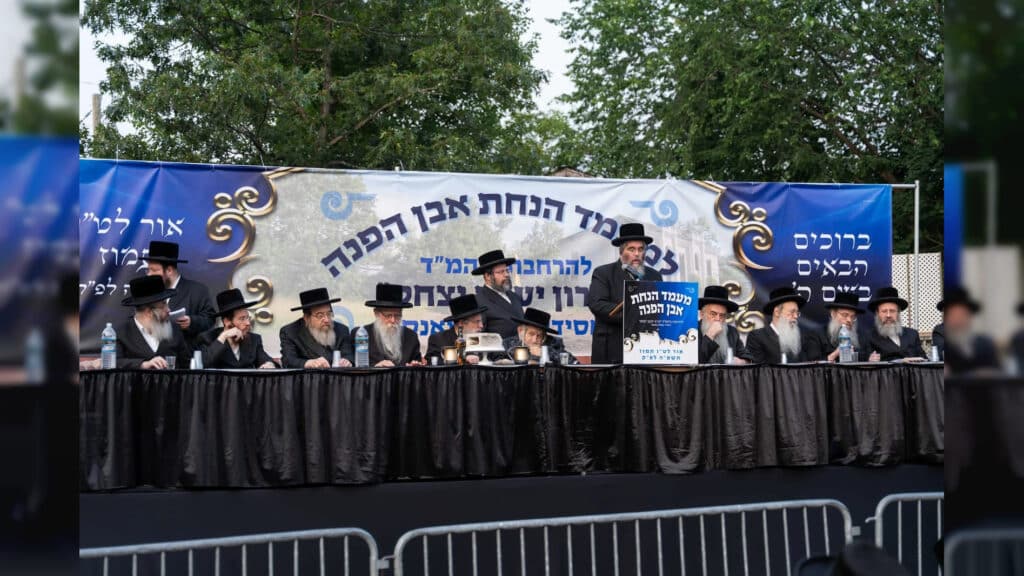 המשב"ק: כסאות הפלא בסקווירא והפגישה החשאית בסלונים המשב"ק: כסאות הפלא בסקווירא והפגישה החשאית בסלונים