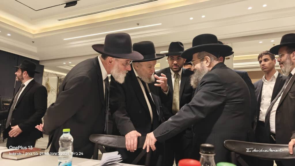 המשב"ק: כסאות הפלא בסקווירא והפגישה החשאית בסלונים המשב"ק: כסאות הפלא בסקווירא והפגישה החשאית בסלונים